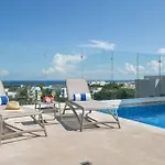 Stylish Condo, Central Location & Impressive Pools