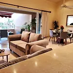 Magnificent Penthouse Jacuzzi, Beach Access & Wifi