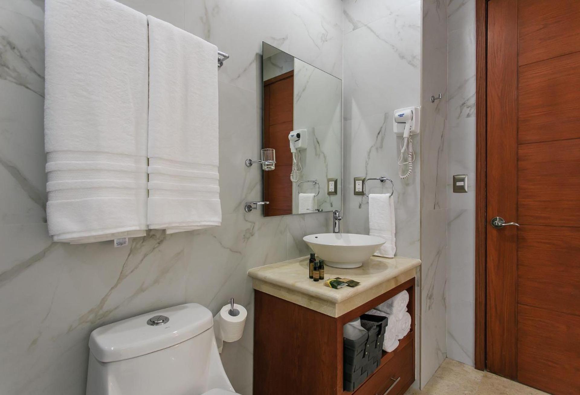 Menesse-2Bedrooms-Perfectspot Steps To The Ocean Apartment Playa del Carmen