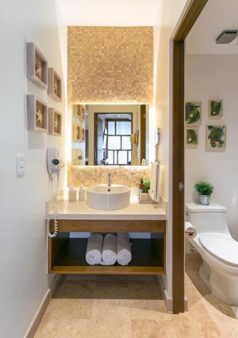 Stylish Condo, Location & Impressive Pools Apartment