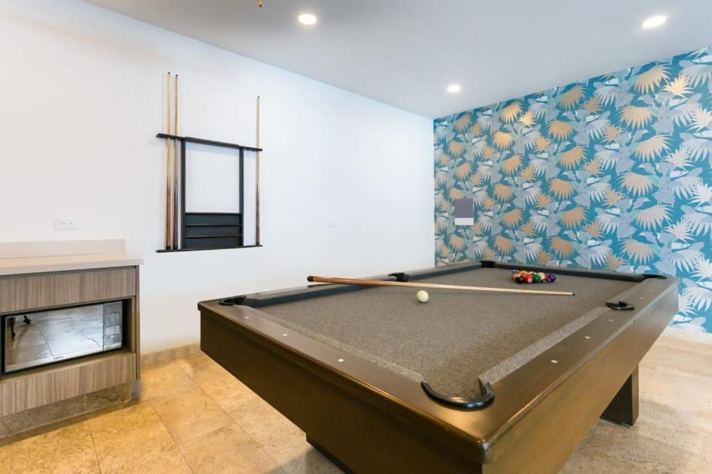 Stylish Condo, Location & Impressive Pools Apartment *