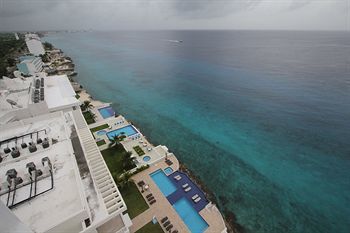 Peninsula Grand Hotel