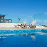 Stylish Condo, Central Location & Impressive Pools