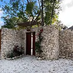Lodge Tzunum Jade