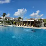 Mareazul Luxury Swim-Up Apartment And Private Beach Club