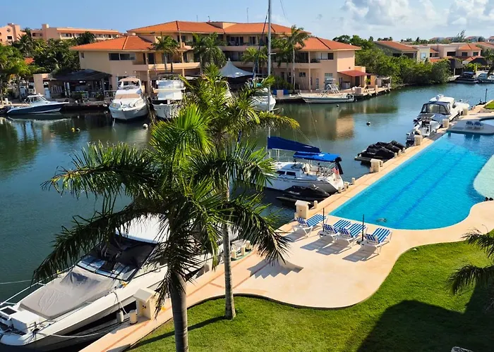Ground Floor Paradise With Marina View And Pool Paddleboard Included