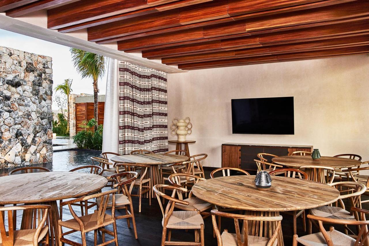 Hotel Etéreo, Collection