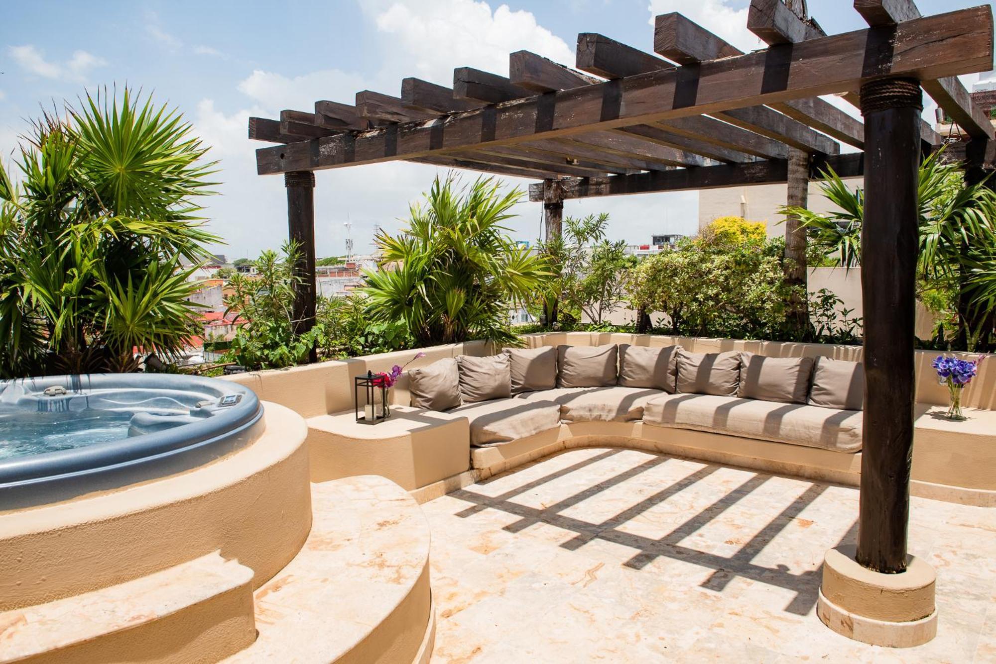 El Taj Oceanfront&beachside Hotel