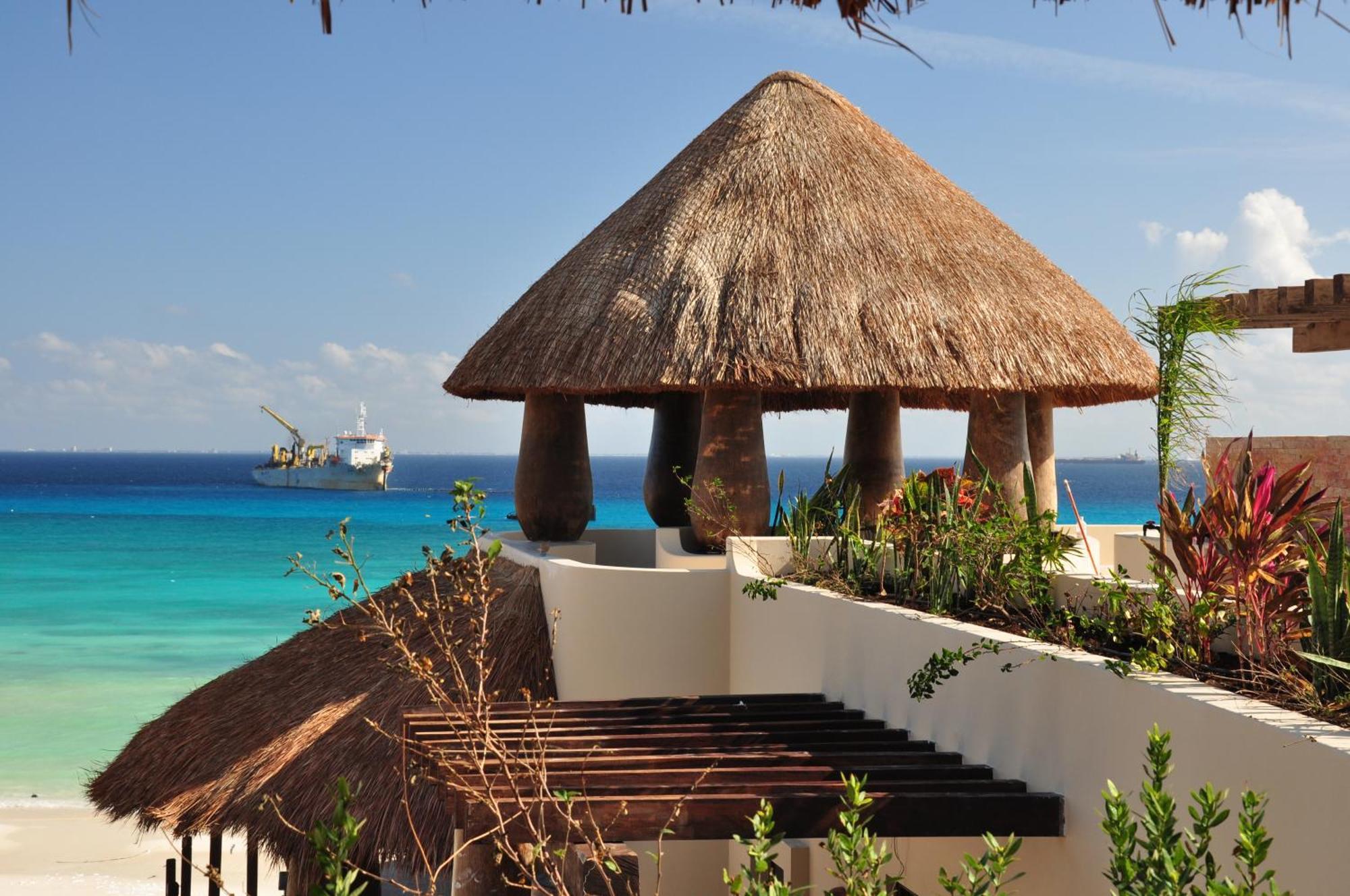 El Taj Oceanfront&beachside Hotel