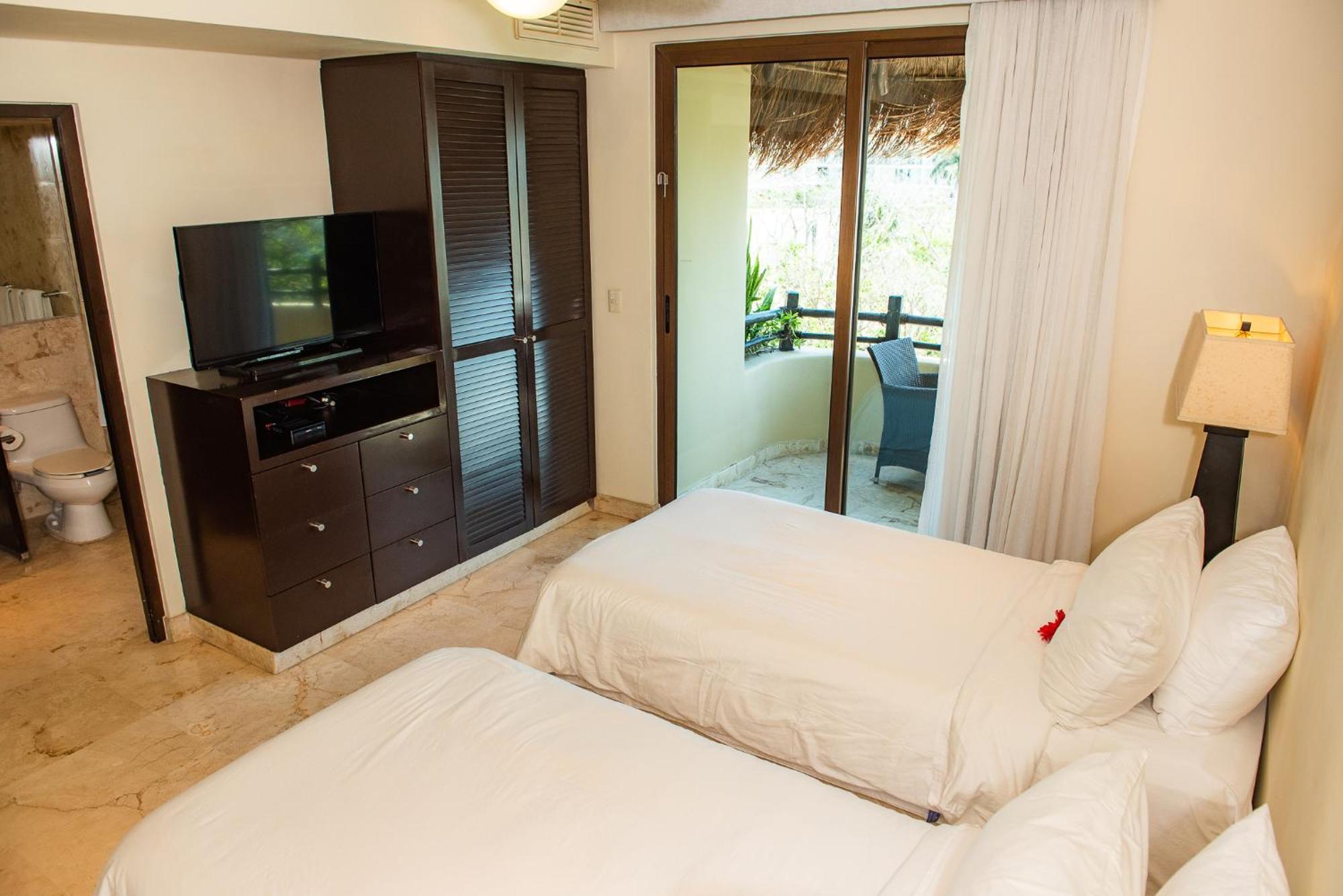 Hotel El Taj Oceanfront&beachside