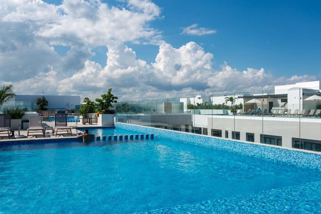 Stylish Condo, Location & Impressive Pools