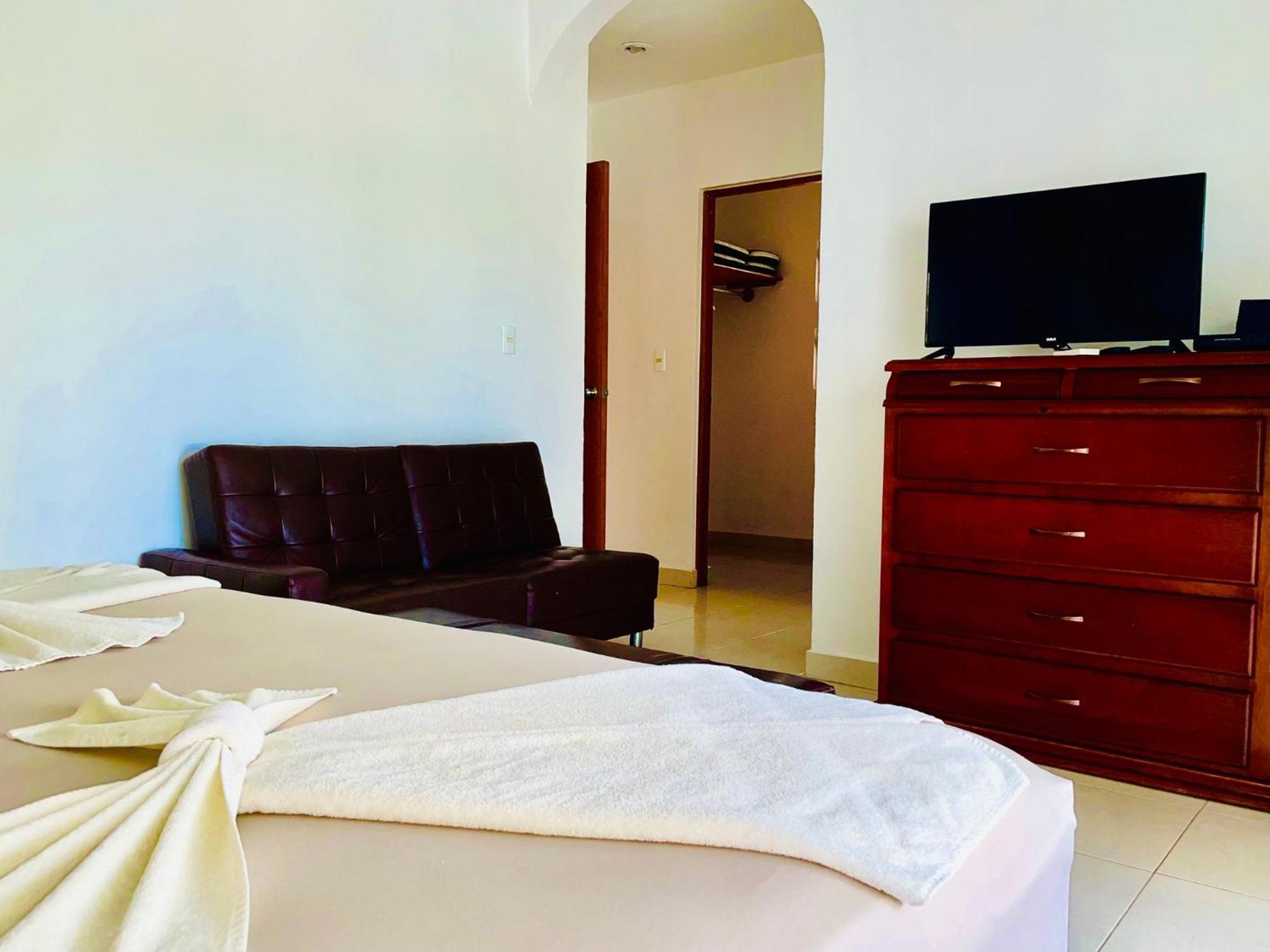 Deluxe Budget Balcony With Swimming Pool Air Conditioning And Parking Guest house 3*