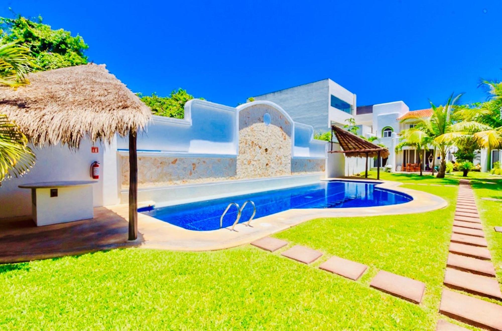 Deluxe Budget Balcony With Swimming Pool Air Conditioning And Parking Guest house