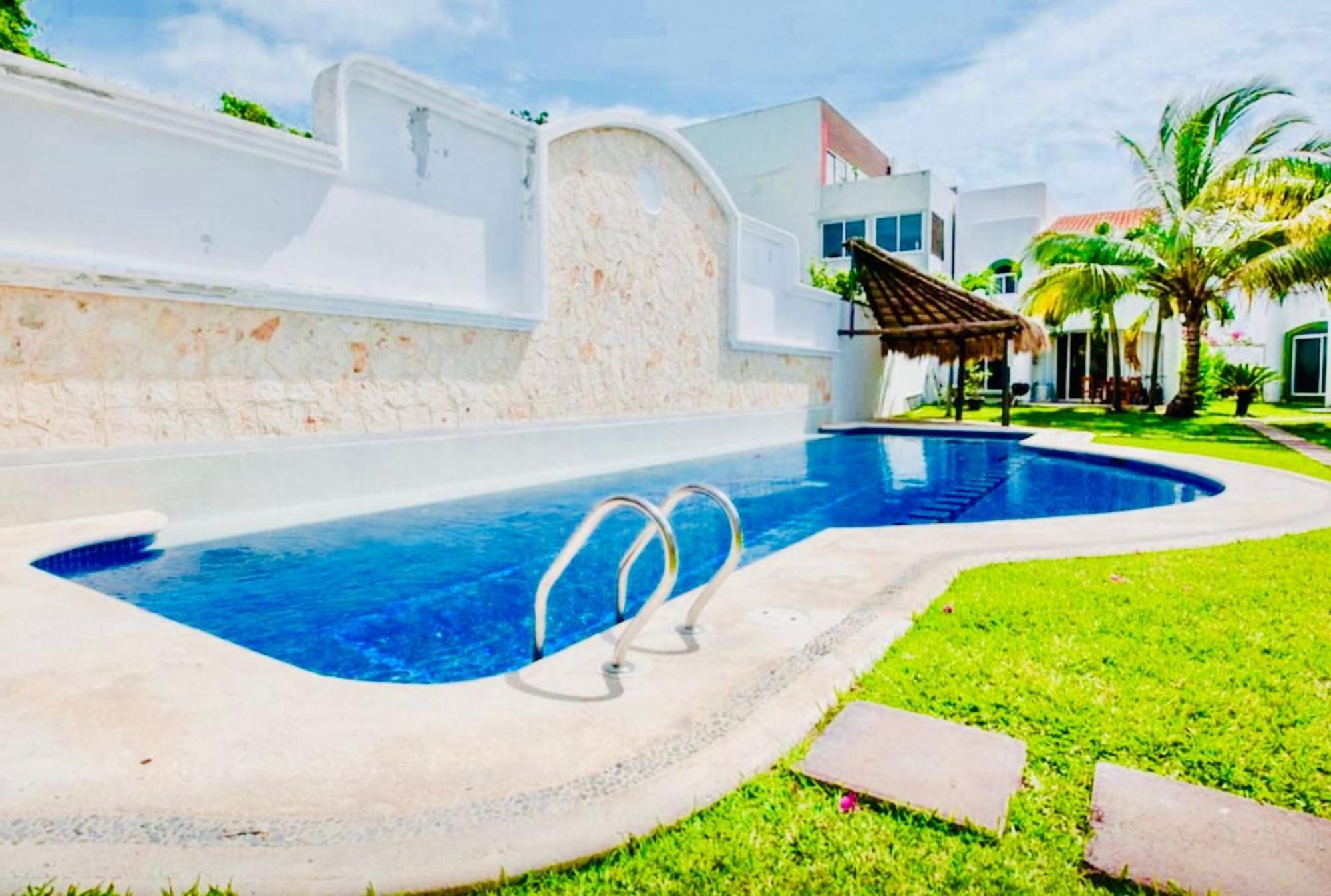 Guest house Deluxe Budget Balcony With Swimming Pool Air Conditioning And Parking