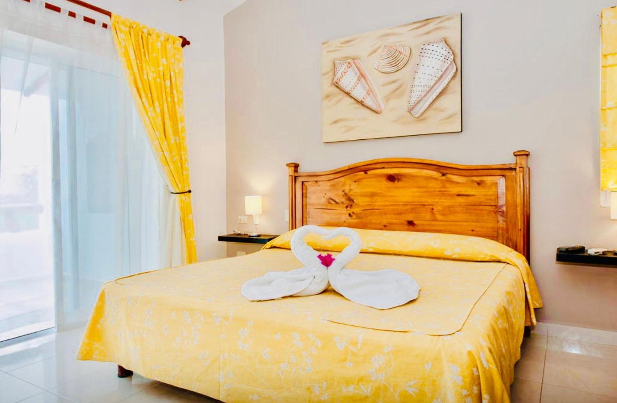 Guest house Deluxe Budget Balcony With Swimming Pool Air Conditioning And Parking