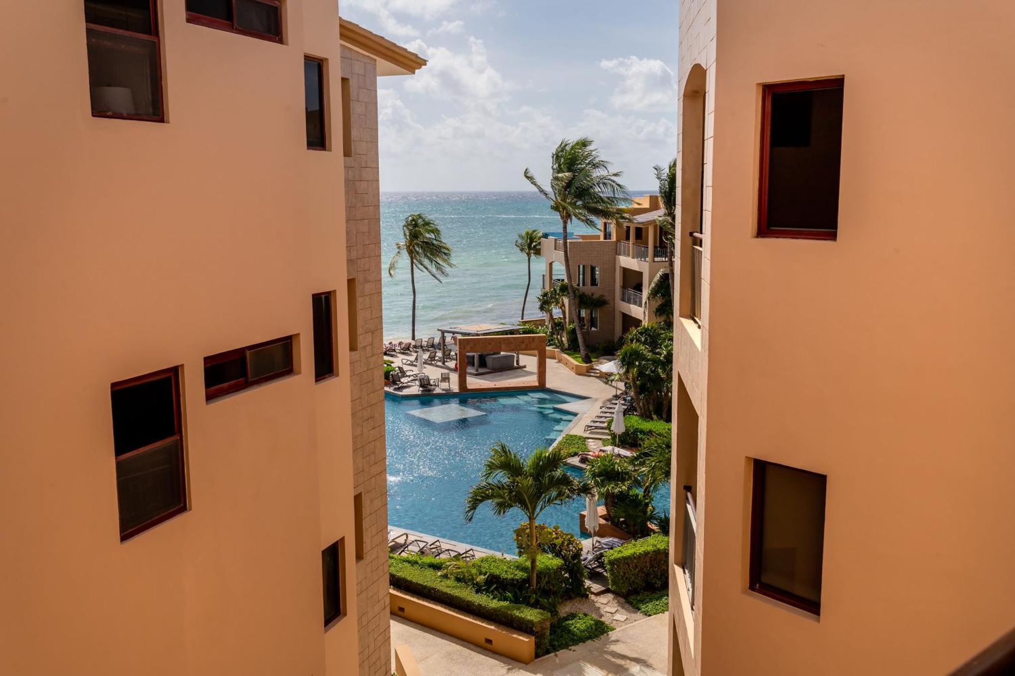 Beachfront Chic At El Faro Apartment *