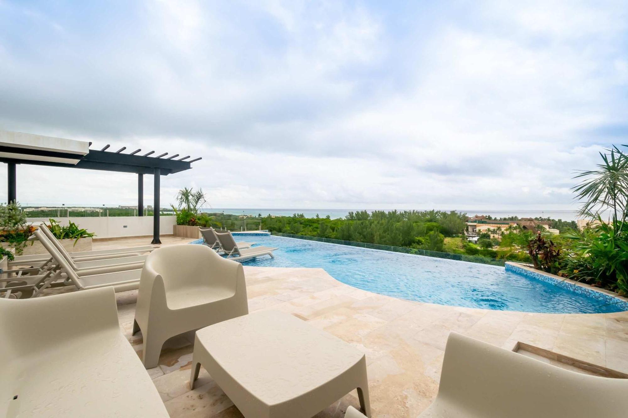 Casa de férias Chic Studio, Oceanview Roof Pool, Balcony, Gym *