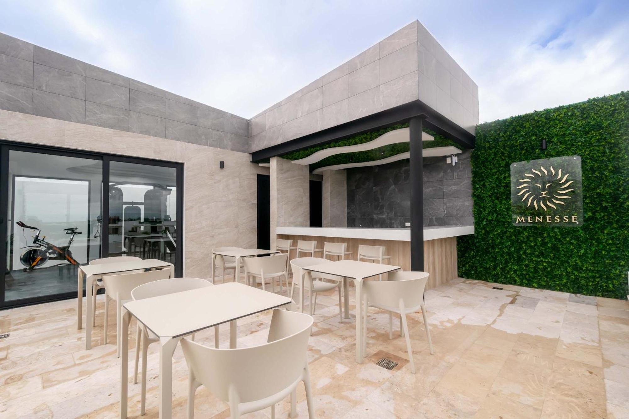 Casa de férias Chic Studio, Oceanview Roof Pool, Balcony, Gym *