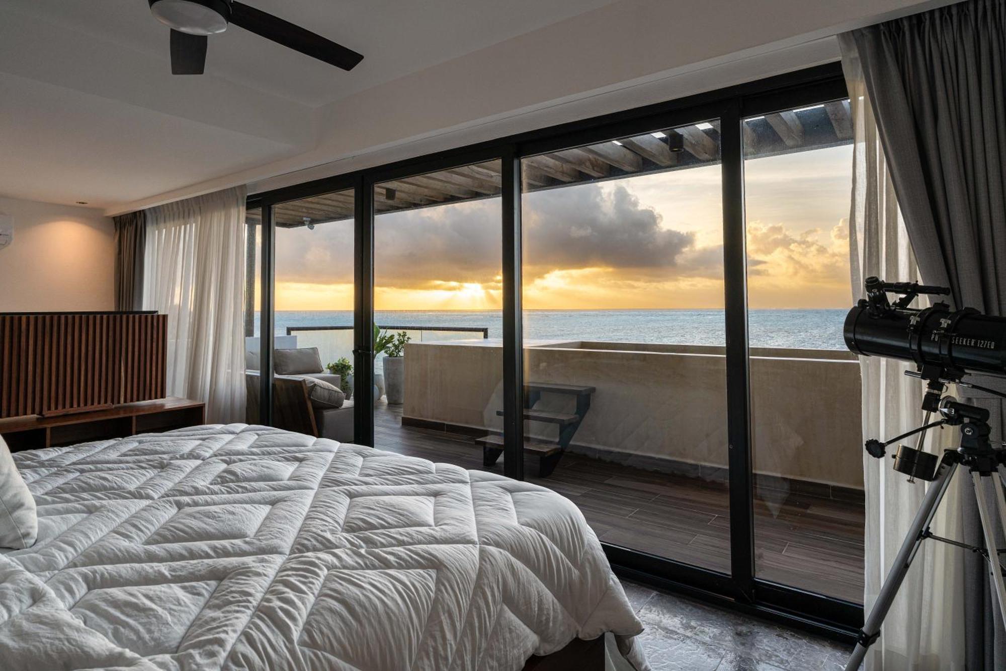 Beachfront Luxury With Pool With Private Cooker & Staff Villa