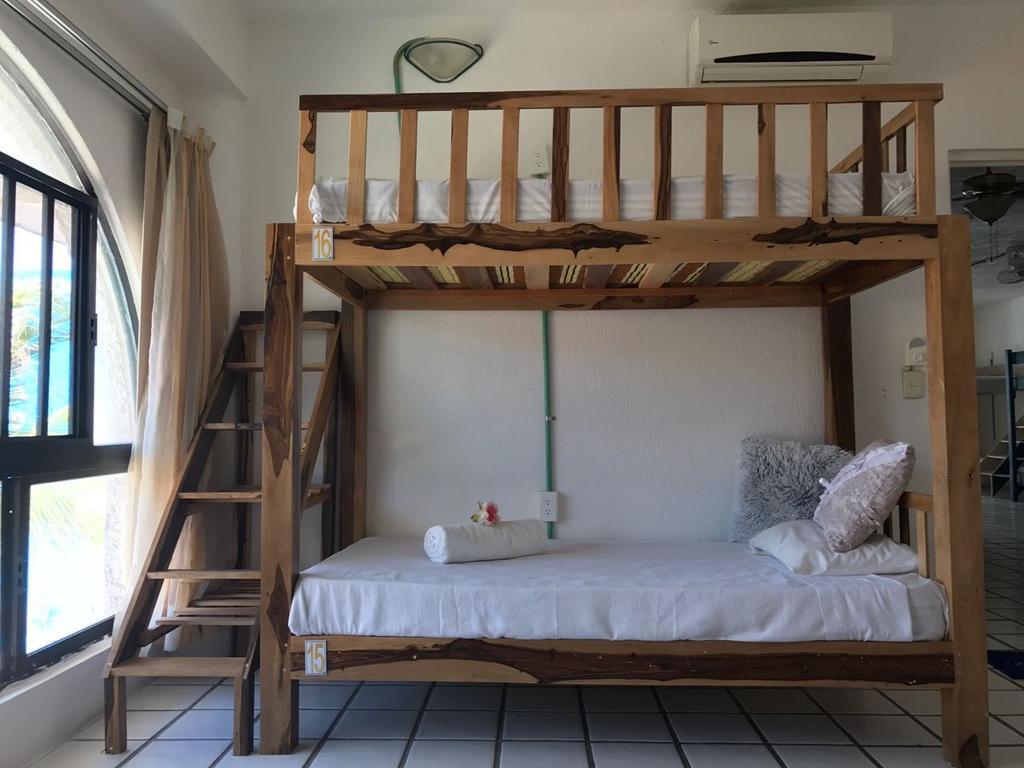 La Isla Playa Hostal *