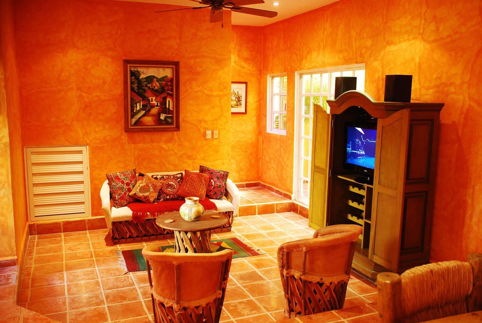 Casa Colonial *