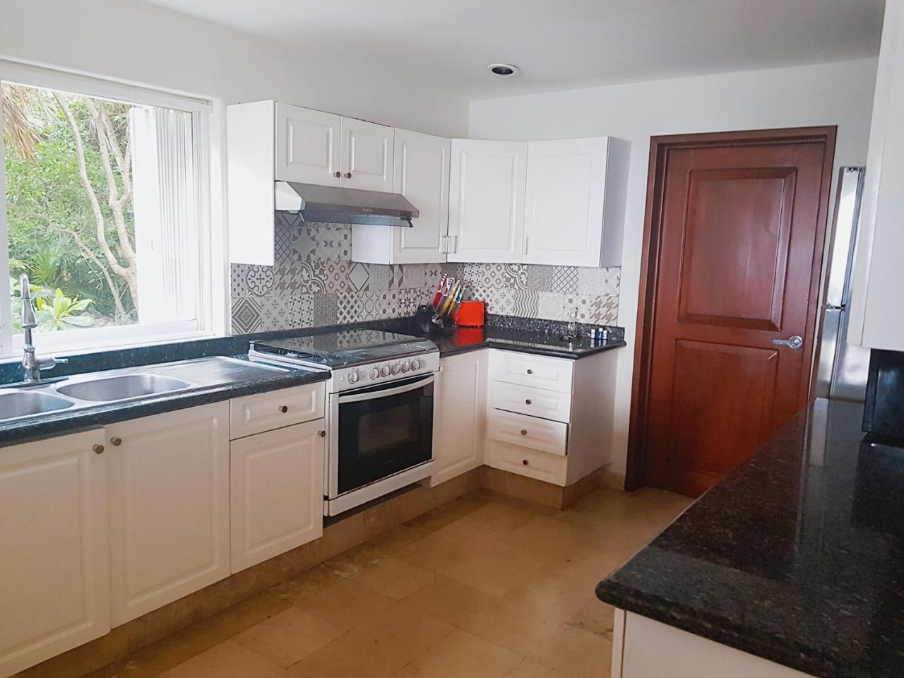 Bed and breakfast Susana Beach Front House