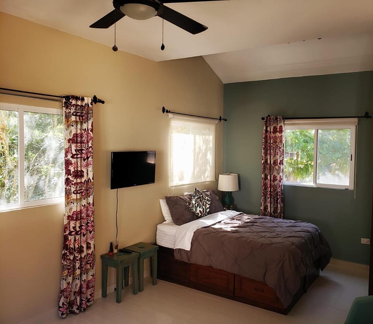 Bed and breakfast Susana Beach Front House