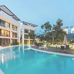 Free Shuttle To This Great Apartment And Condo!