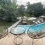 Free Shuttle To This Great Apartment And Condo!