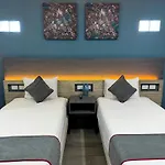 BFH ATTRACTION- HOTEL DELUXE - 2OO Metros del Mar, Centro Playa del Carmen