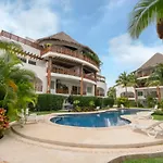 Penthouse Wayak 302 - Luxury, Private Pool, Maid Service, High End Art - At Quadra Alea