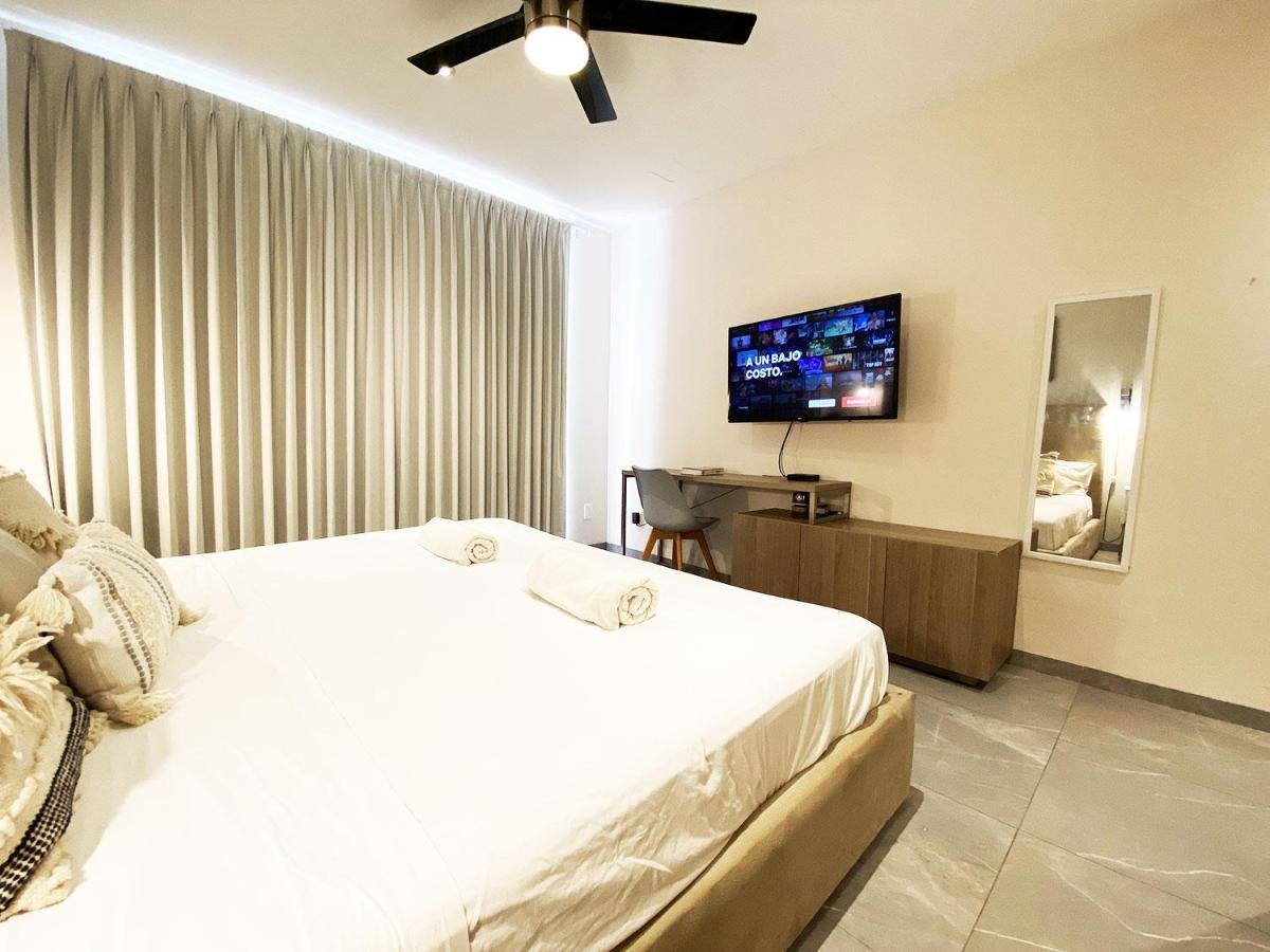 Apartment W/rooftop Pool Only 2 Mins From The Playa del Carmen