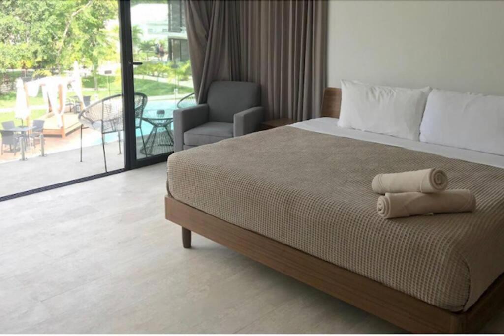 Free Shuttle To This Great And Condo! *