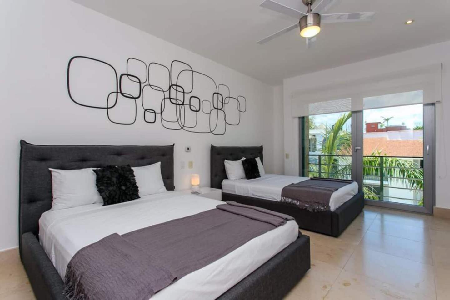 Apartment Luxurious & In Playa Steps From The