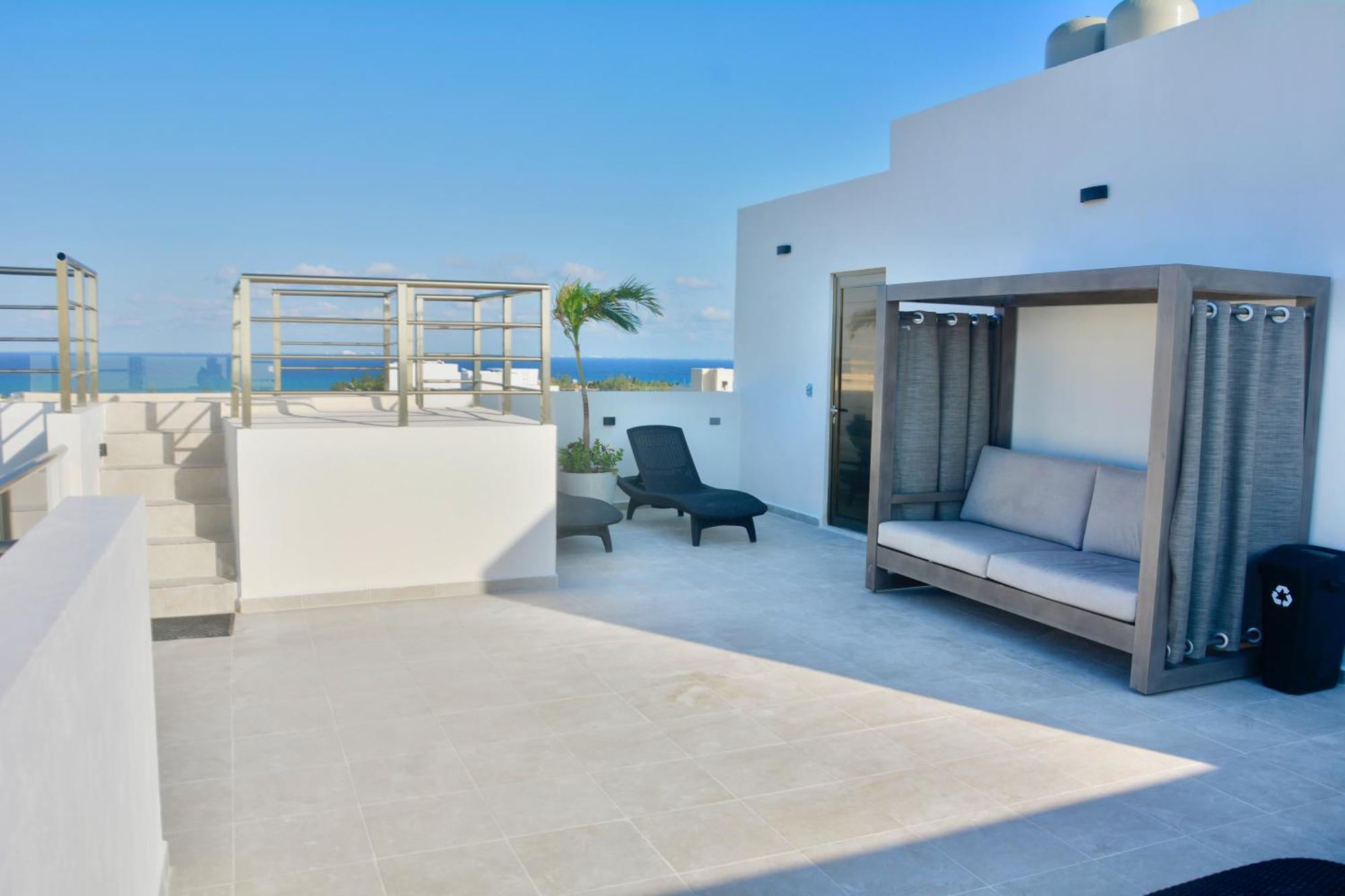 Stylish Ocean-view - Steps From 5th Avenue Apartment *