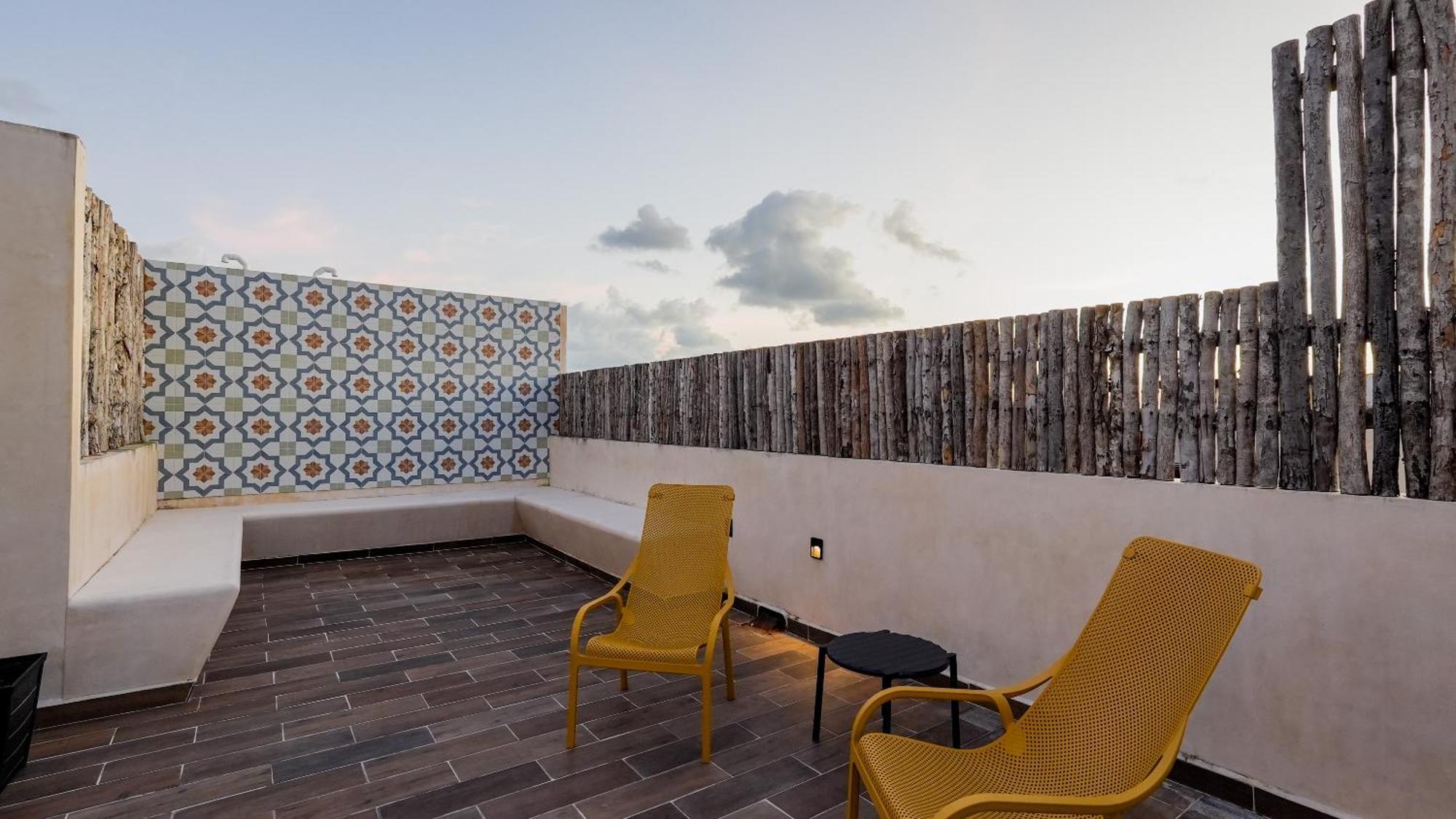 Sunset Serenity - Amply Private Terrace & Pool & Gym & Club Access Apartment
