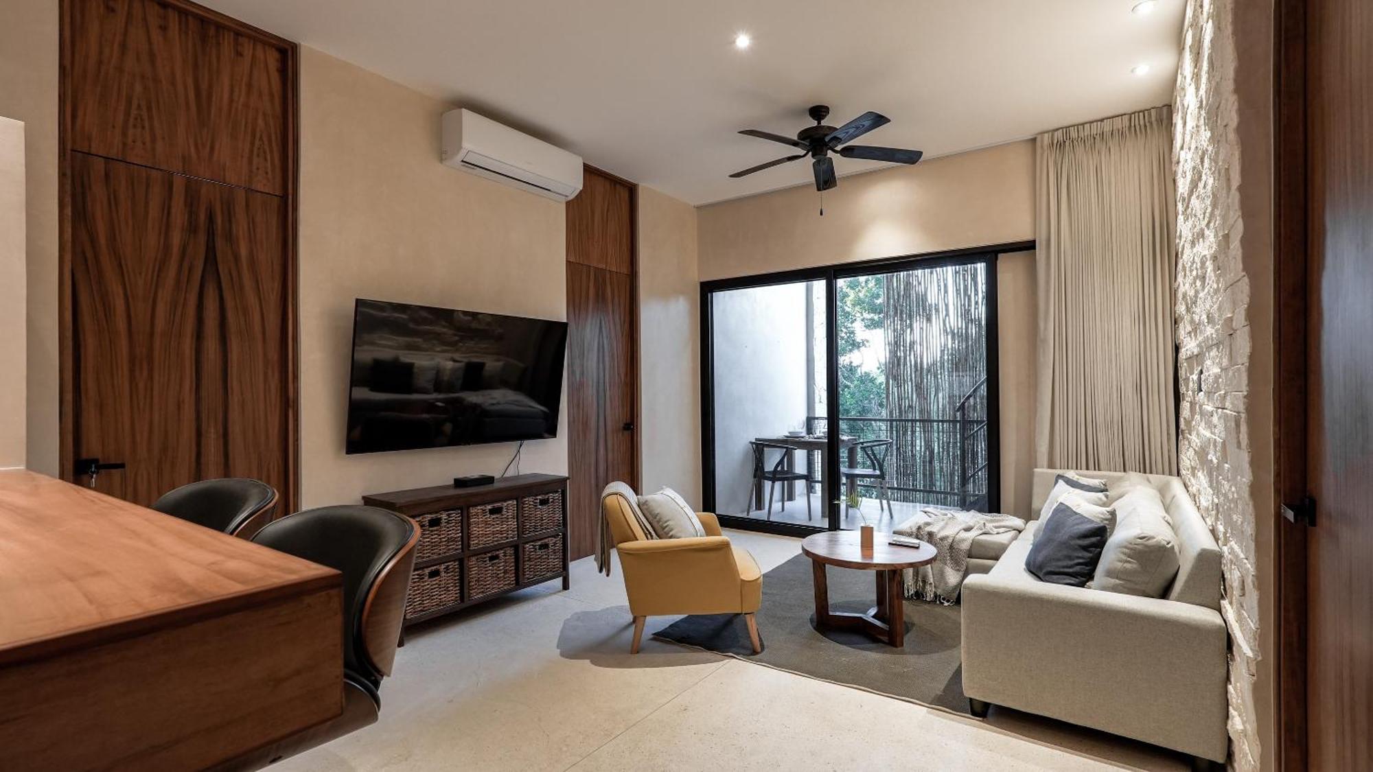 Sunset Serenity - Amply Private Terrace & Pool & Gym & Club Access Apartment