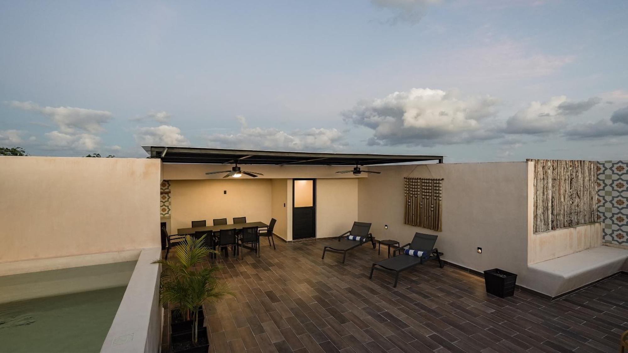 Sunset Serenity - Amply Private Terrace & Pool & Gym & Club Access Apartment