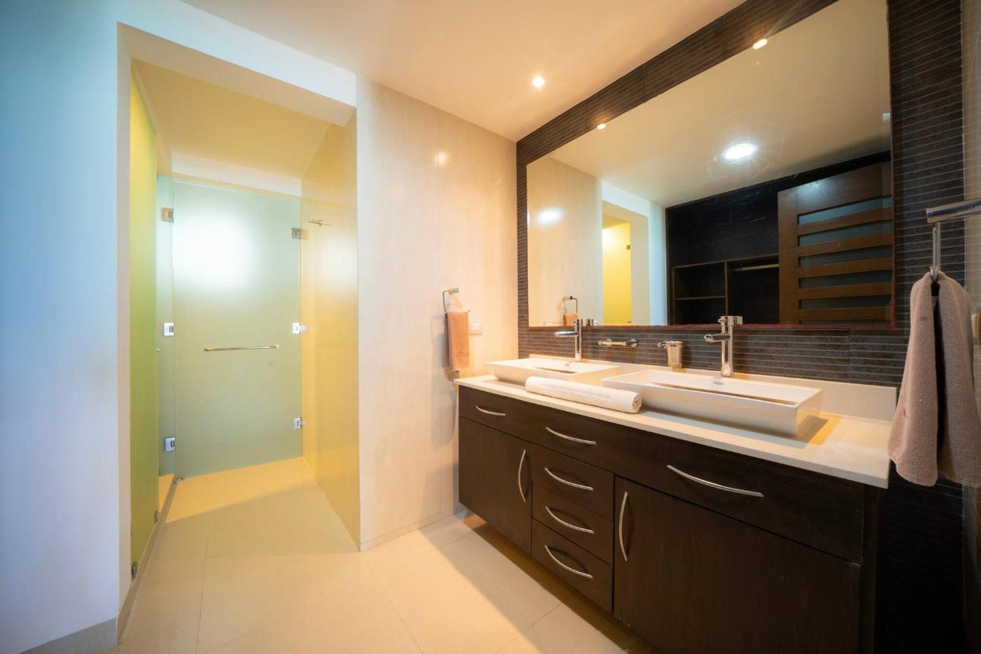 Сasa de vacaciones Beachfront With Tub, 3 Bedroom & Pool - At Mareazul Corazon