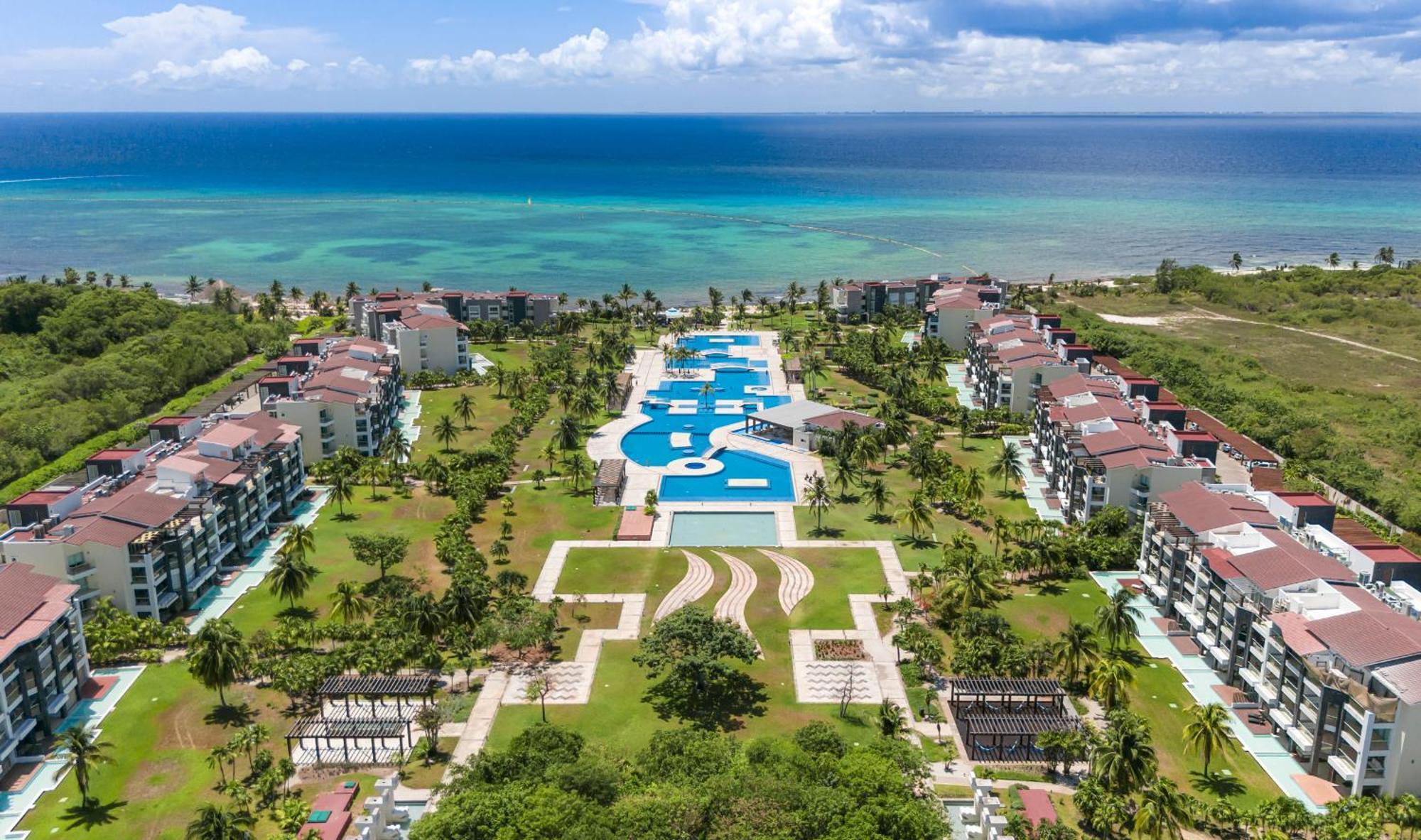 Сasa de vacaciones Beachfront With Tub, 3 Bedroom & Pool - At Mareazul Corazon *