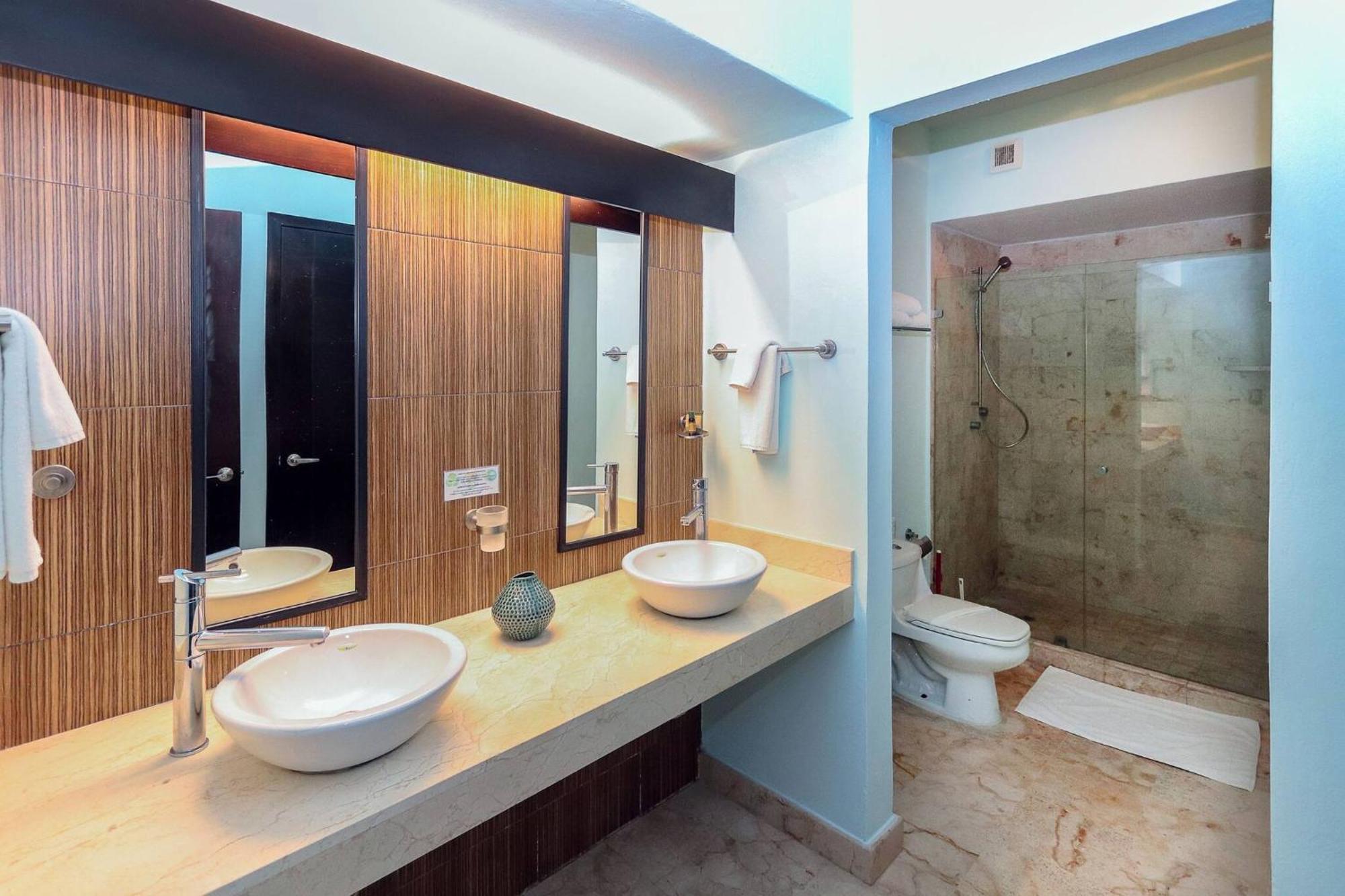 Beachfront Condo, 2 Bedroom - Ocean View At Corto Maltes Apartamento *