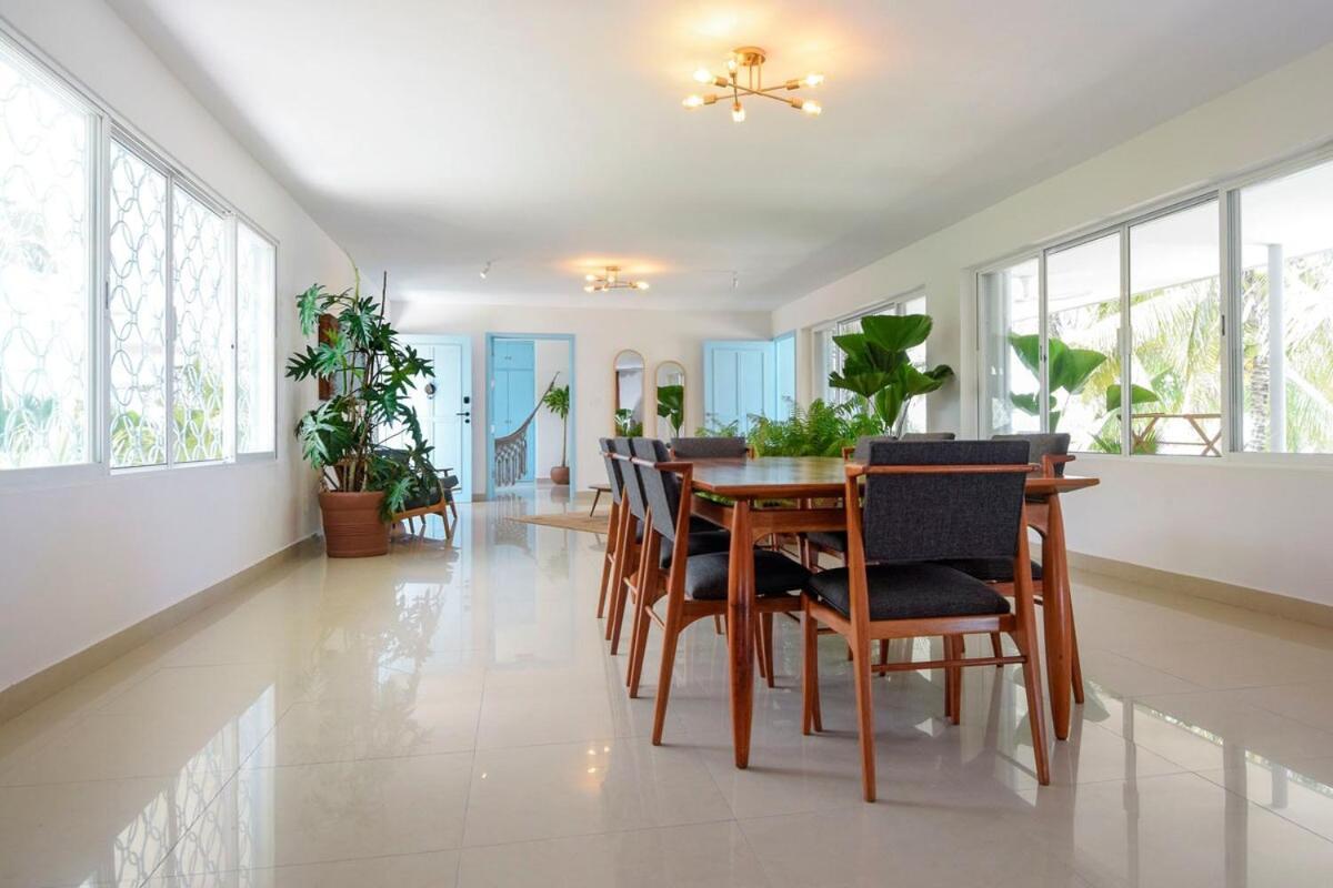 Gorgeous Beachfront Paradise *