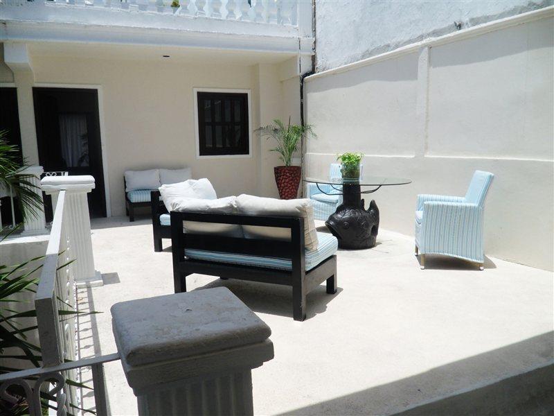 White Boutique Hotel