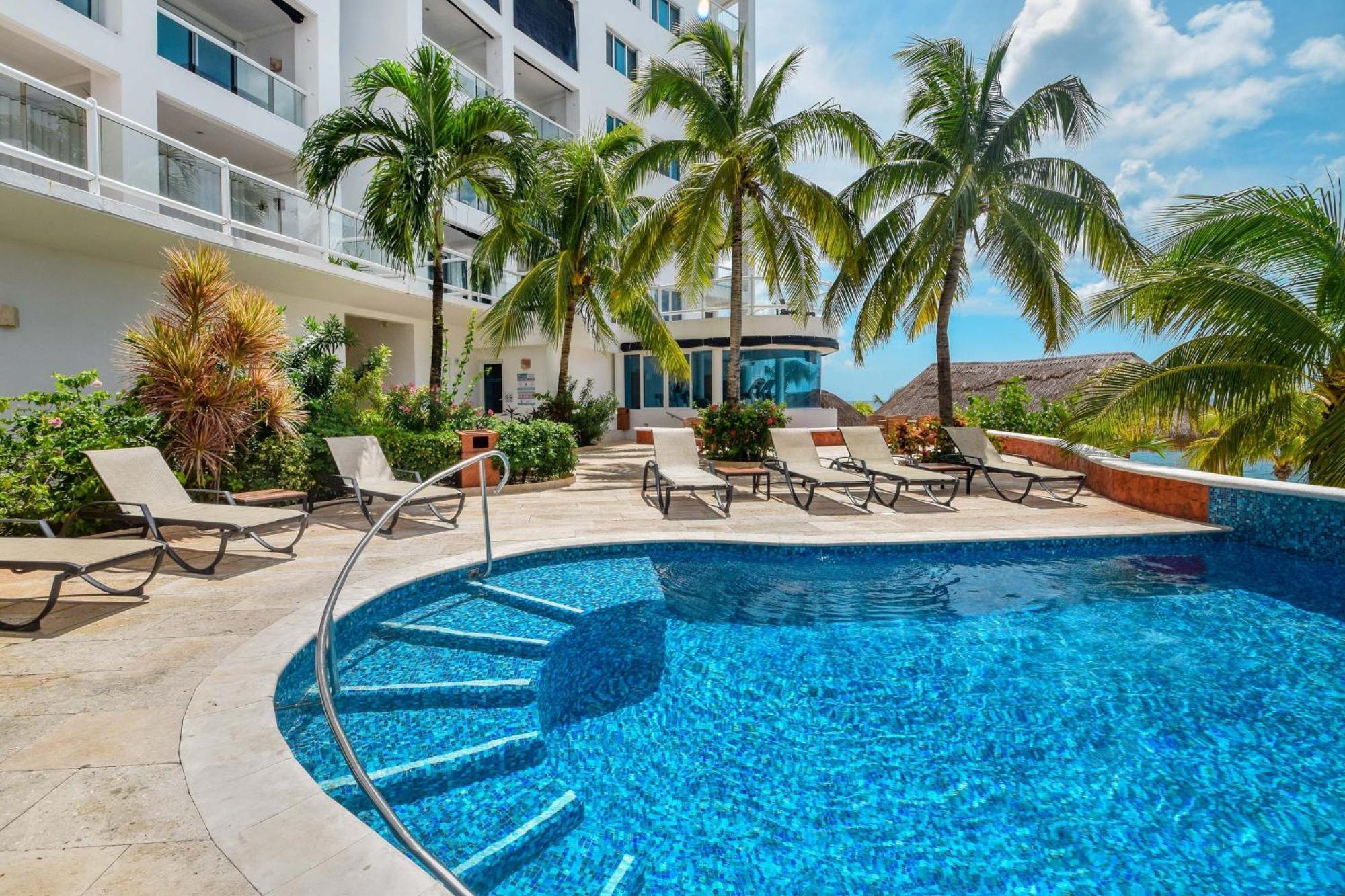 Oceanfront Oasis At Peninsula Grand *