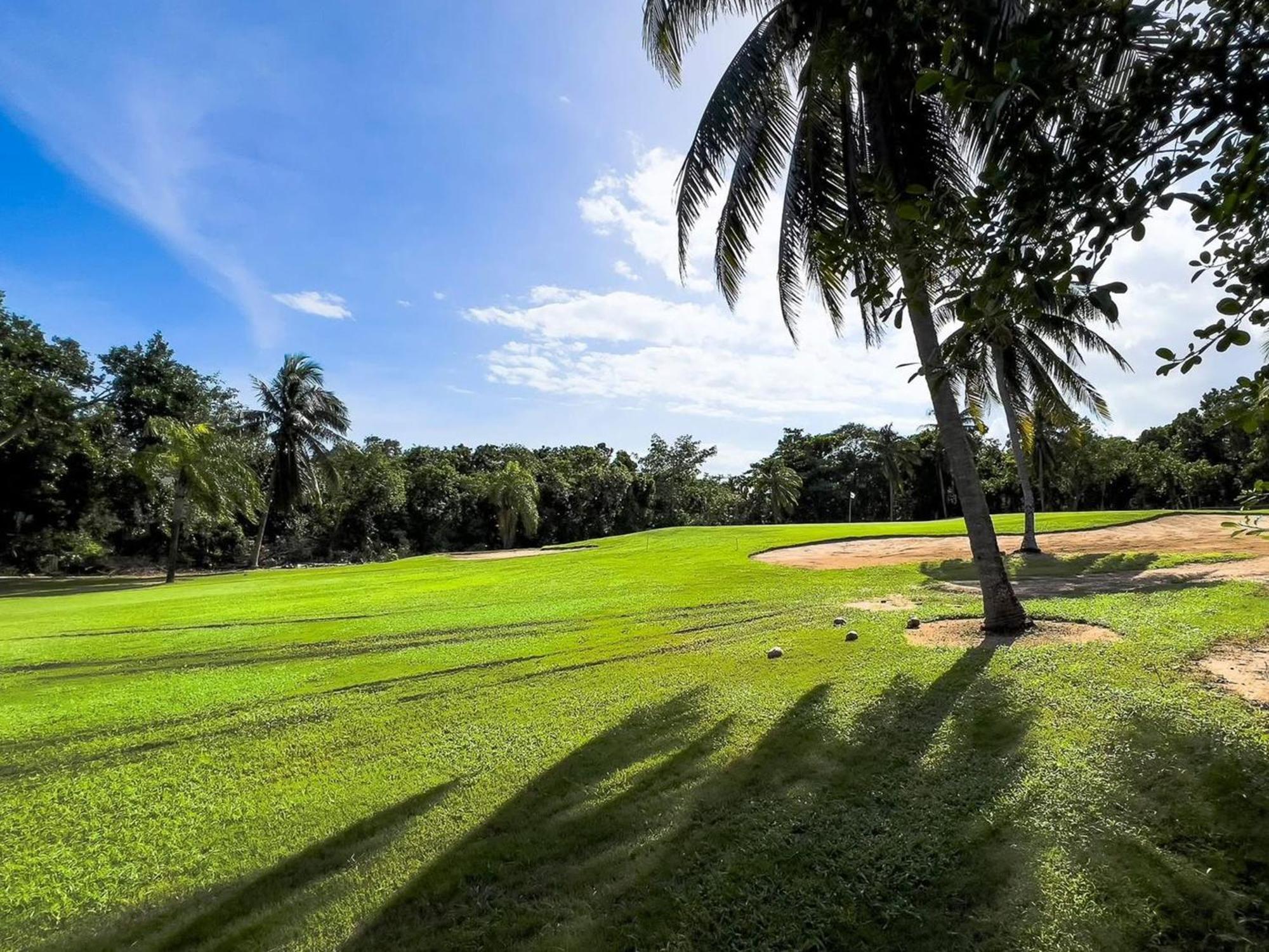 Private Jacuzzi, Golf Getaway, Sunrise View Apartment *