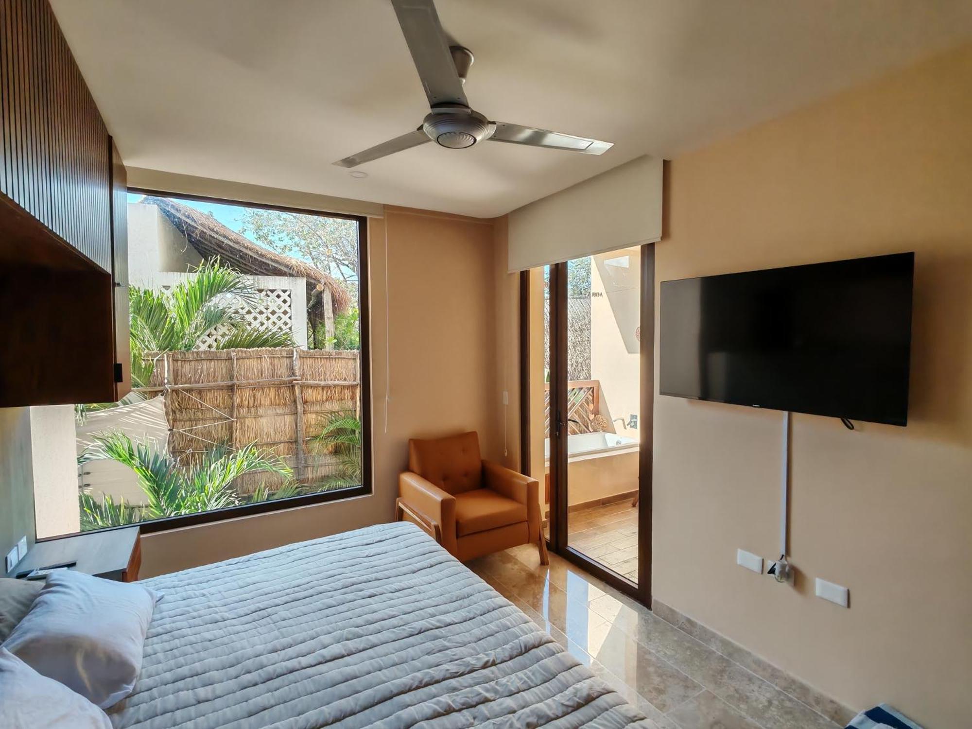 Jacuzzi Retreat Sunrise Haven Apartment *