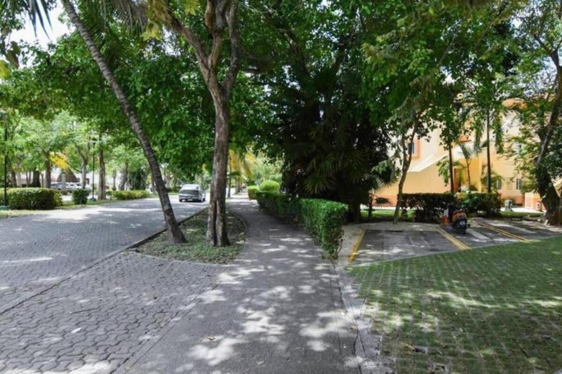 Apartment Private Balcony I Gated Playacar I Pool On Site! *