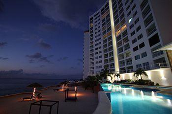 Peninsula Grand Hotel 3*