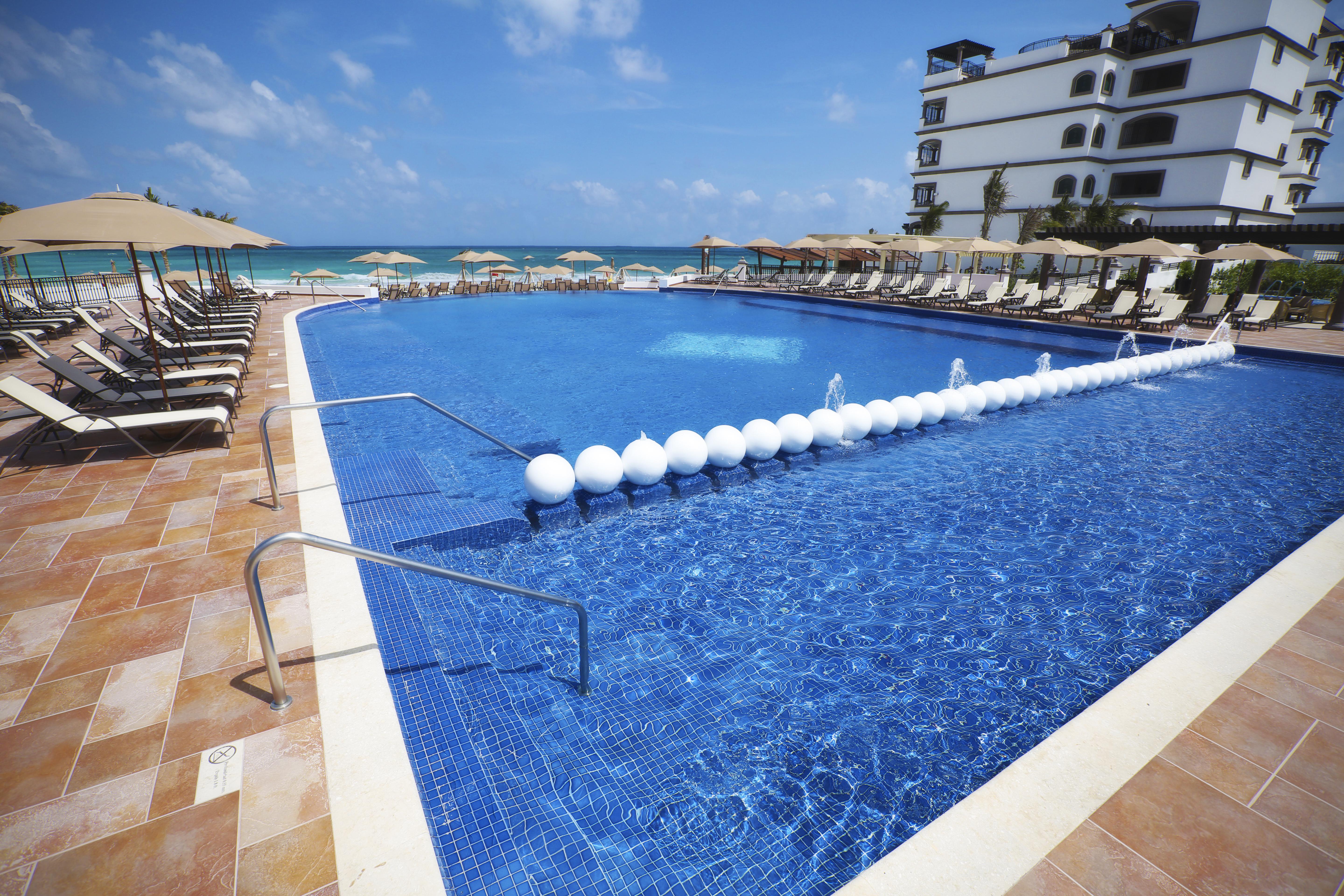 Resort Grand Residences Riviera Cancun, 5*